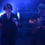 Mellino samedi dernier sur la scène d'un Novomax loin d'être plein : Iza Mellino (percussion, voix) et Stéfane Mellino (guitare, voix) en première ligne.